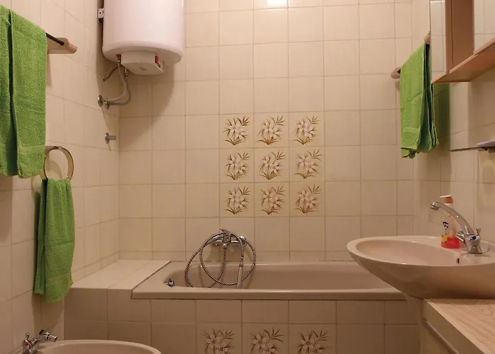 3 Bedroom Cozy In Štinjan