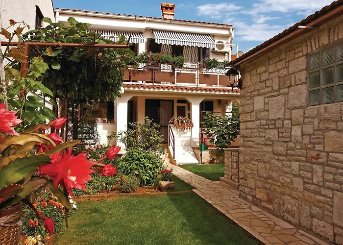 3 Bedroom Cozy In Štinjan