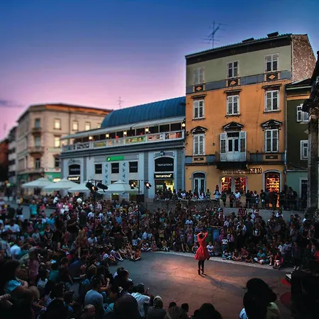 Apartment 3 Bedroom Cozy In *